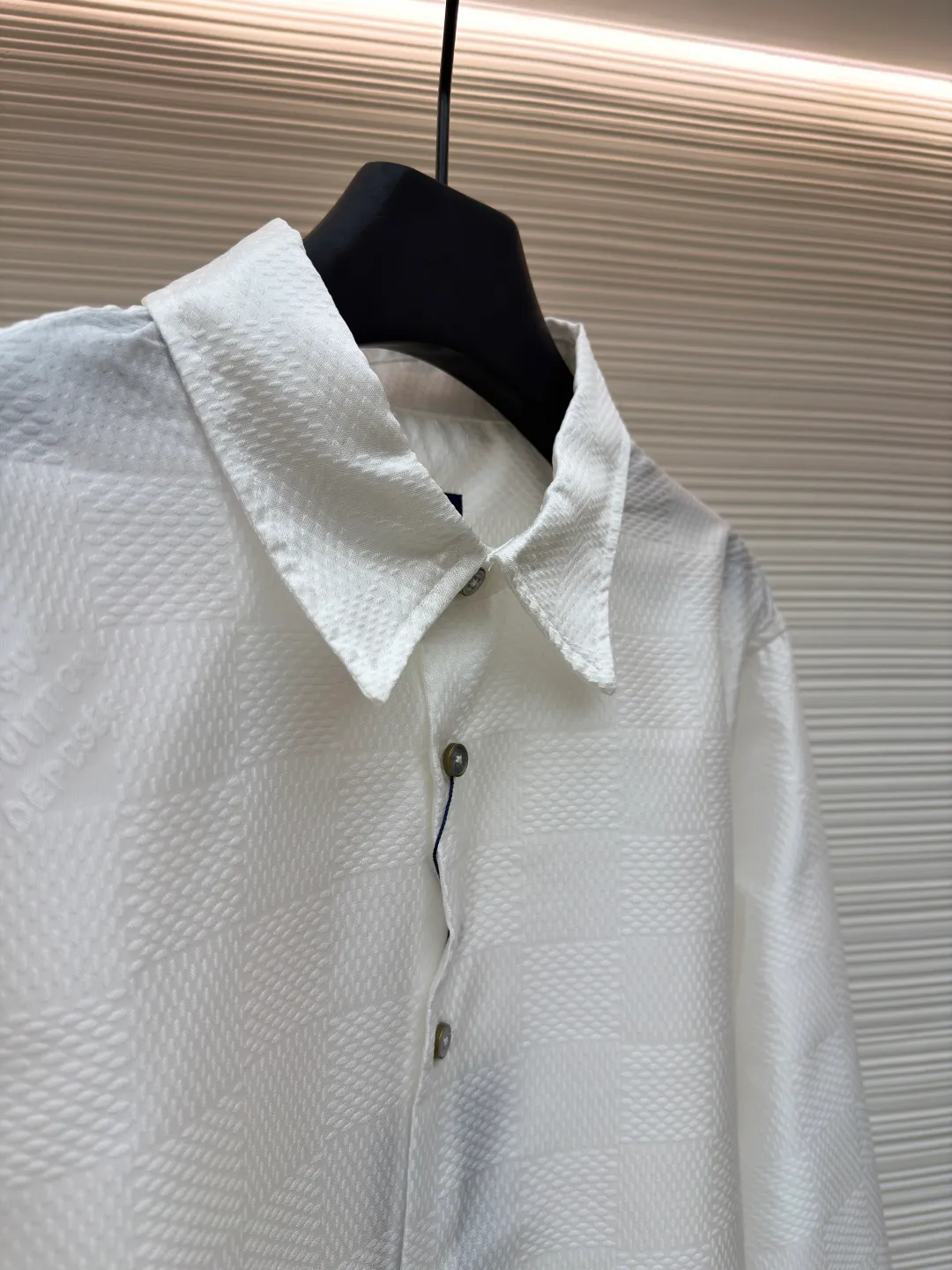 LOUIS VUITTON checkerboard jacquard long-sleeved shirt ●Original version: Purchased and developed by 7269 ●Item number: 1681031-A85 ●Fabric: mulberry silk fabric ●Technology: full-width jacquard production ●Version: fitted version ●Weight: about 280 grams ●Size: S-M-L-XL ●Description: Customized mulberry silk jacquard fabric, 75D high temperature, fermented fabric wash, customized buttons, customized logo, jacquard embellishment to upgrade the gorgeous style of woolen evening suit with exquisite luster texture. The overall wiring is straight and delicate, the fabric is comfortable and soft, and the color is consistent without color difference. It can be matched with the same style to create a fashionable look and control various occasions. Customized accessories, complete with three standards, same style for men and women!